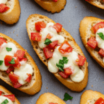 Baguettescheiben mit Tomaten & Mozzarella überbacken