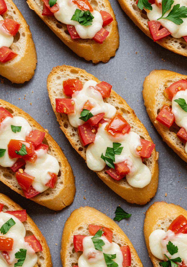 Baguettescheiben mit Tomaten & Mozzarella überbacken