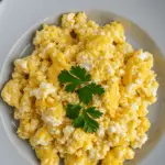 Leckeres Rührei mit Hüttenkäse