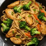 Asiapfanne mit Nudeln Huhn und Brokkoli