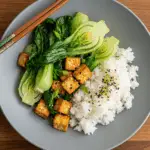 Gebratener Pak Choi mit knusprigem Tofu & Reis