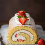 Erdbeer Biskuitrolle mit Quark