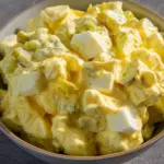 Cremiger Eiersalat mit Joghurt und Mayonnaise
