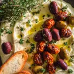 Feta Dip mit gerösteten Oliven (schnelles Rezept)