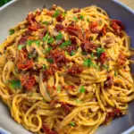 Spaghetti mit karamellisierten Zwiebeln, Speck und getrockneten Tomaten