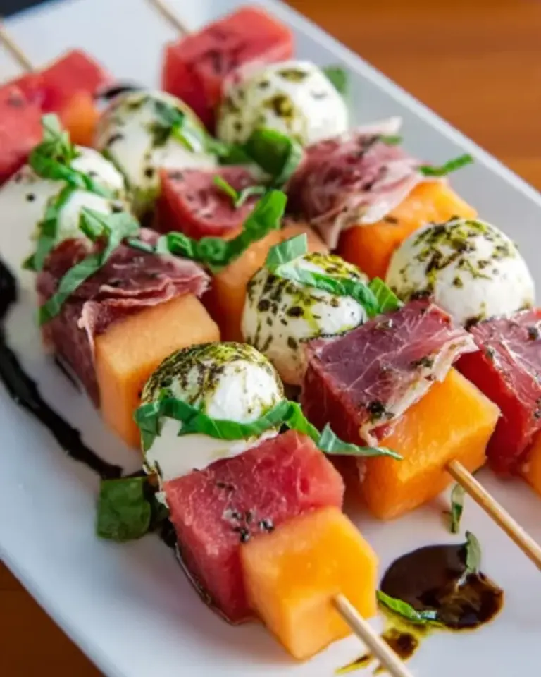 Melonen-, beef bresaola- und Mozzarella-Spieße